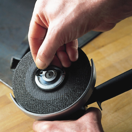 Rebarbadora de Acabamentos 850W 125mm com Interruptor de Botão com Bloqueio - Image 3